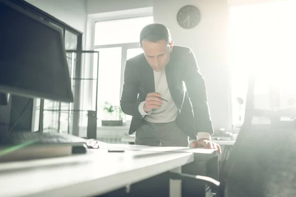 Volwassen zakenman voelt zich druk tijdens het werken in het kantoor — Stockfoto