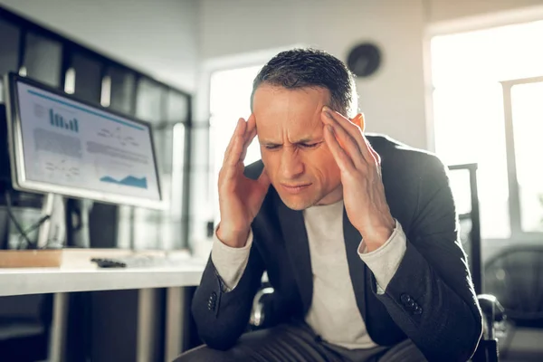 Μελαχρινή επιχειρηματίας νιώθοντας απαίσια υποφέρει από πονοκέφαλο — Φωτογραφία Αρχείου