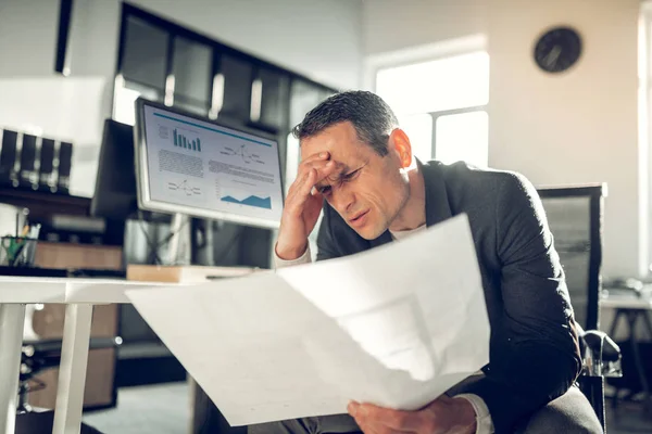 Donkerharige zakenman lijdt aan hoofdpijn na uitputtende dag — Stockfoto