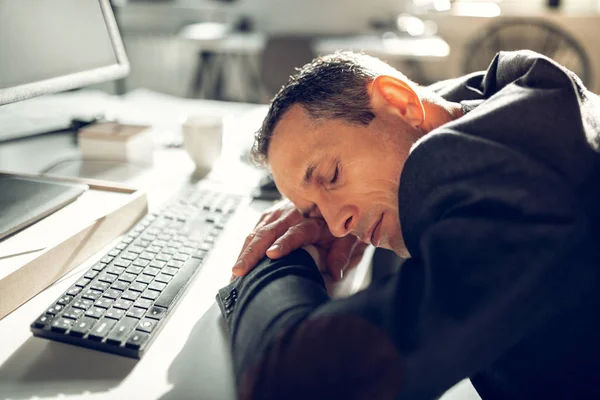 Empresário adormecendo na mesa de trabalho sentindo-se muito cansado — Fotografia de Stock