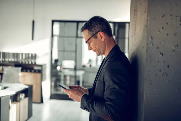 Zakenman het gebruik van smartphone met onderbreking van het werk — Stockfoto