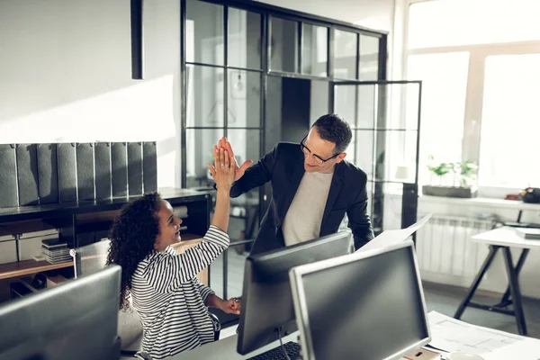 Affärsman ger hög fem till sin hjälpsamma Smart Assistant — Stockfoto