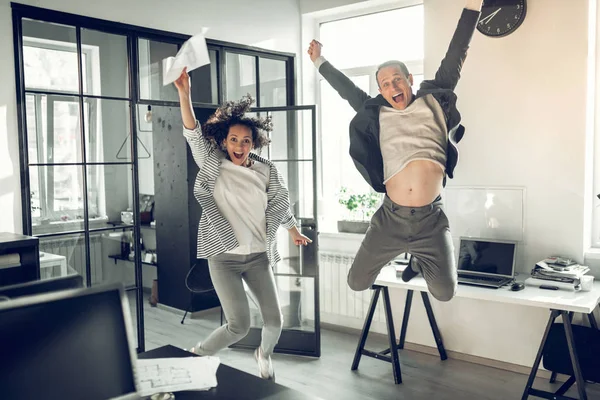 Šéf a jeho asistent skáčou vysoko po úspěšné dohodě — Stock fotografie
