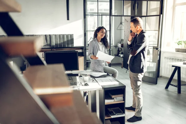 Kvinna ler när du arbetar med professionell affärsman — Stockfoto