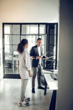 Şık kıvırcık stajyer ofiste onu ciddi patronu geliyor