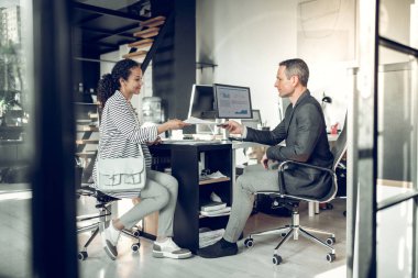 İş görüşmesi öncesi genç kadından Özgeçmiş alan işadamı