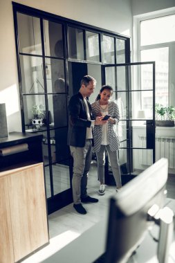 İşadamı iş arkadaşına telefonda bazı web sitesi gösteren