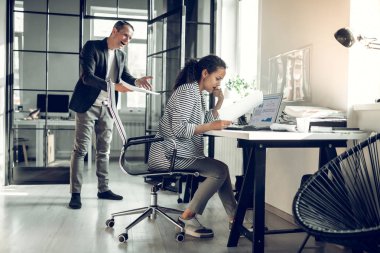 Kızgın patron görevi tamamlayamamak için genç stajyer bağırıyor