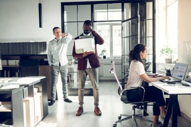 Patron ofisinden deneyimsiz asistanı kovma