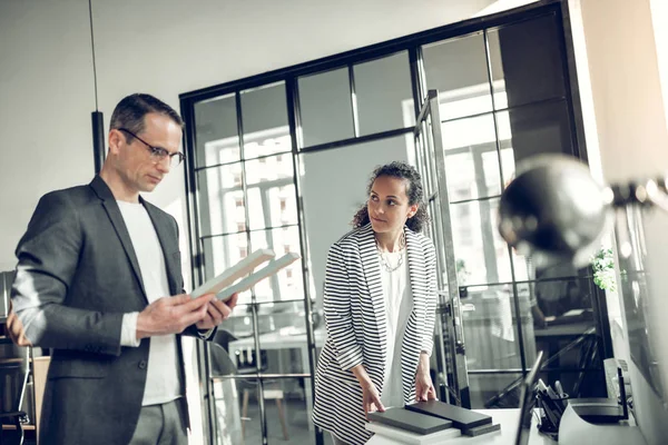 Innenarchitekt wählt Materialien aus, die in der Nähe des Sekretärs stehen — Stockfoto