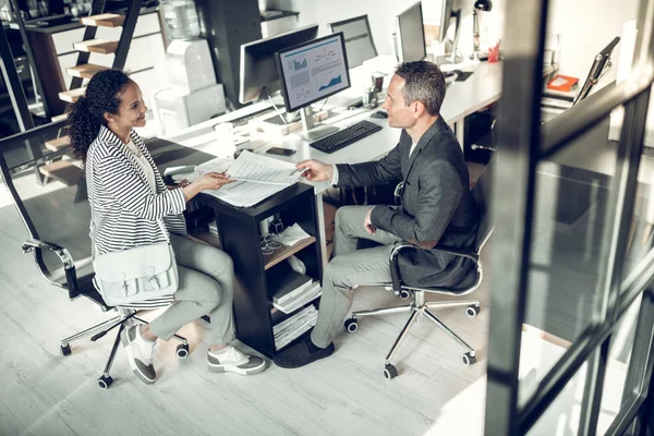 Kadın müreffeh iş adamına iş görüşmesine geliyor