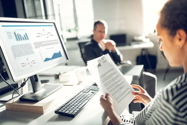 Geschäftsfrau liest vor Vorstellungsgespräch Lebenslauf des Anwalts — Stockfoto