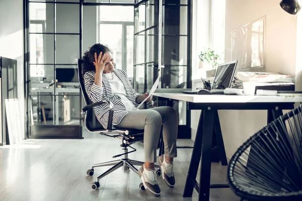 Sekreterare bär randig jacka med huvudvärk efter svår uppgift — Stockfoto