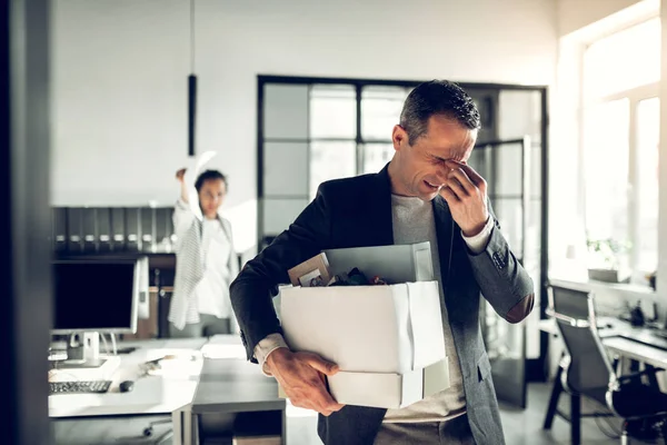 Hombre con dolor de cabeza mientras escucha a su loca jefa — Foto de Stock