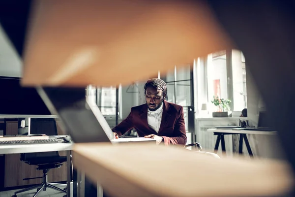 Guapo hombre de negocios de piel oscura que trabaja en la oficina — Foto de Stock