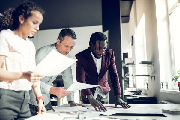 Diseñadores de interiores teniendo una lluvia de ideas sobre un nuevo proyecto — Foto de Stock