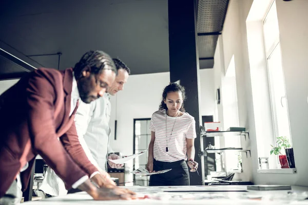 Diseñador de interiores y sus asistentes planean nuevo proyecto importante — Foto de Stock