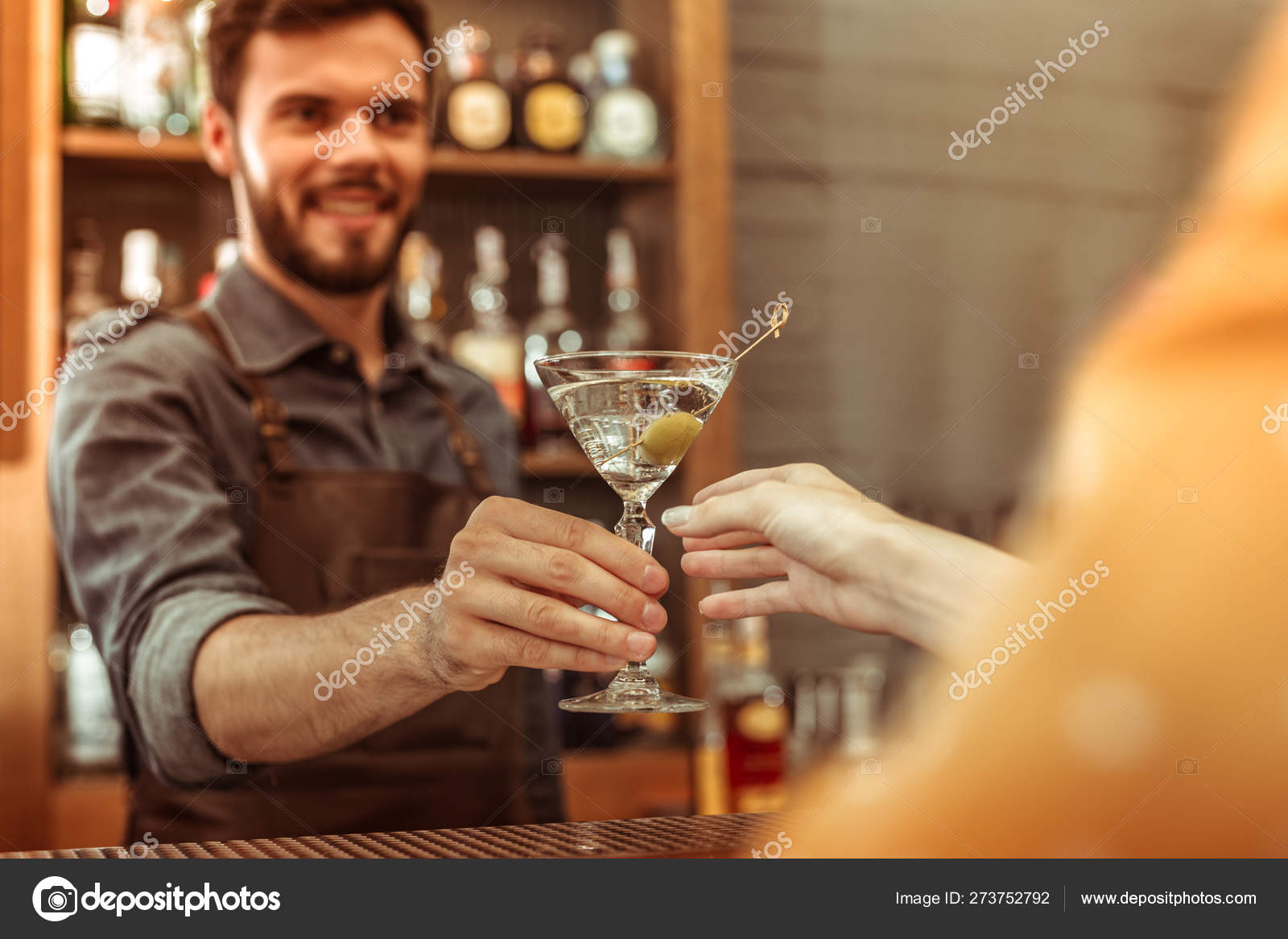 Barman pelando un limon Stock Photo
