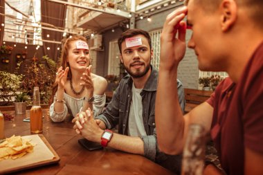 Barda hedbanz oyunu oynayan arkadaşlar Mutlu grup.