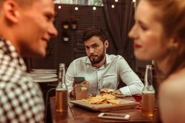 Hoşnutsuz sıkılmış memnun olmayan adam onun flört fiends ile rahatsız duygu