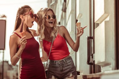 Güzel güzel çekici çarpıcı büyüleyici çekici çekici çekici çekici bayanlar pencere alışveriş yapıyor