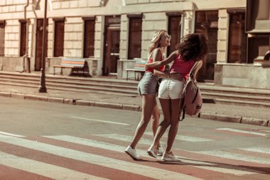 Sokaklarda yürürken kız arkadaşı ile sarılma göz kamaştırıcı bayan