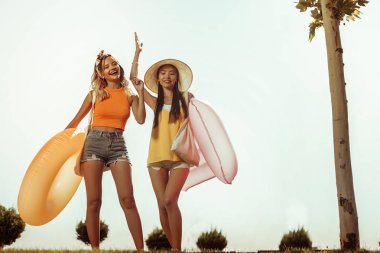 Plaja gitmeden mutlu bayanlar eğleniyor