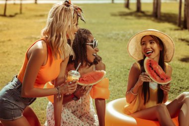 Mutlu tutuklayan arkadaşlar sahip olan bir tavuk parti ile yüzme oyuncaklar.