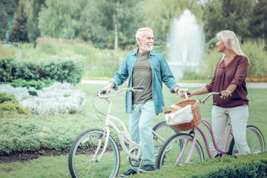 Onun hanımları el alarak pozitif yaşlı adam