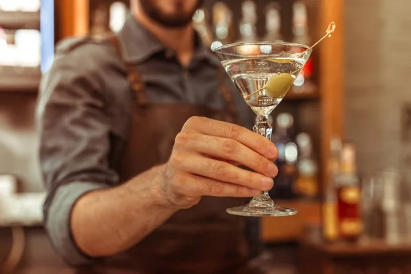 Foto de primer plano del trabajador del bar sosteniendo un cóctel de martini — Foto de Stock