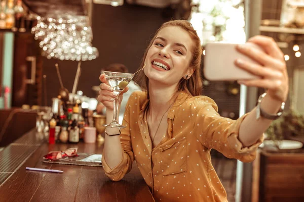 Zářící dáma, která se při pobytu u baru stará o drink. — Stock fotografie