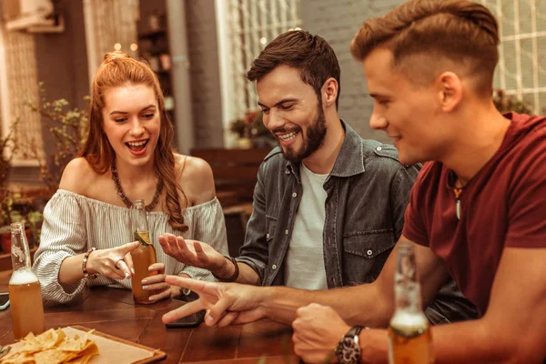 Charmante dame et les gars assis au bar avec des boissons — Photo