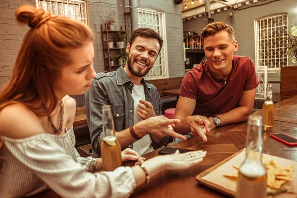 Três simpáticos e atraentes jovens amigos adultos jogando rock-paper-scissors jogo — Fotografia de Stock