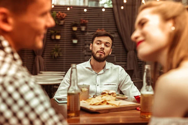 Féltékeny Úr nézi a flörtöl barátai a bárban — Stock Fotó