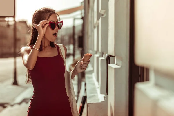 Donkerharige slanke hete vrouw voelt zich geschokt tijdens het wandelen door de straten — Stockfoto