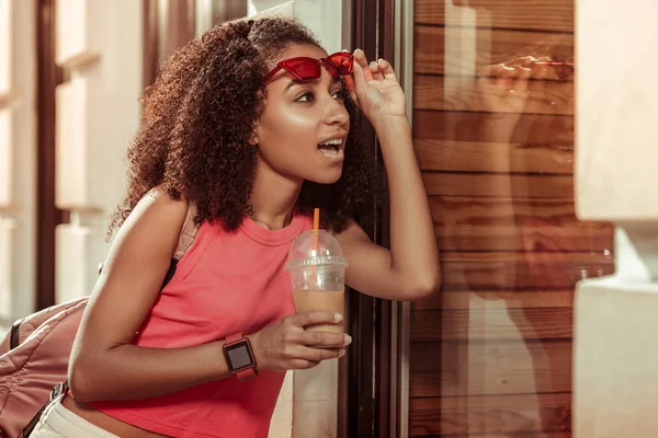 Stregoneria affascinante afro-americano giovane donna adulta guardando sorprendentemente alla finestra — Foto Stock