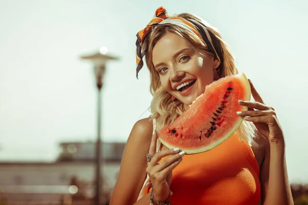 Lovely strål ande leende lysande tilltalande dam som innehar en vattenmelon pjäs — Stockfoto