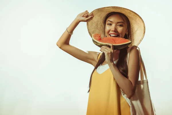 Gesicht-Porträt einer strahlend fröhlichen hübschen jungen erwachsenen Frau, die die Wassermelone isst — Stockfoto