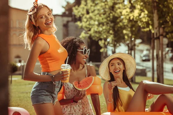 Ativo três namoradas desfrutando de tempo livre durante um piquenique ao ar livre . — Fotografia de Stock