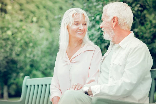 Lyckliga mogna paret tittar på varandra — Stockfoto