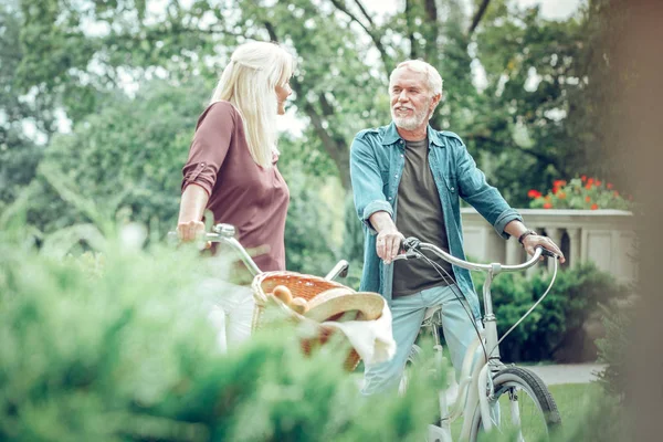 Positive bearded man walking with his bicycle — Stock Photo, Image