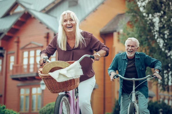 즐거운 행복한 세 커플 승마 자전거 함께 — 스톡 사진