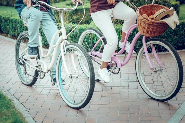 Close-up van mooie nieuwe fietsen in gebruik — Stockfoto