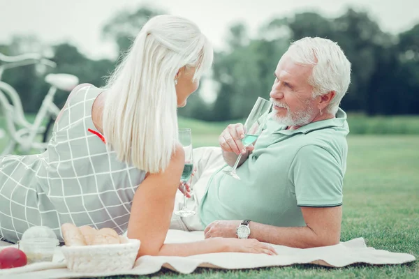 Příjemný zestárlý pár si užíval šampaňský společně — Stock fotografie