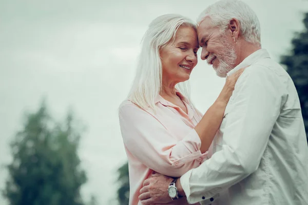 Agradable pareja de edad agradable abrazándose entre sí — Foto de Stock