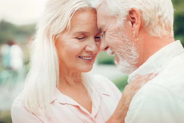 Retrato de um feliz casal de idosos positivos — Fotografia de Stock