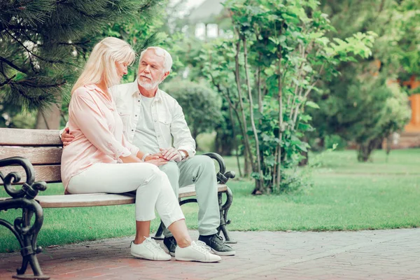 Positiva coppia invecchiata appoggiata sulla panca — Foto Stock
