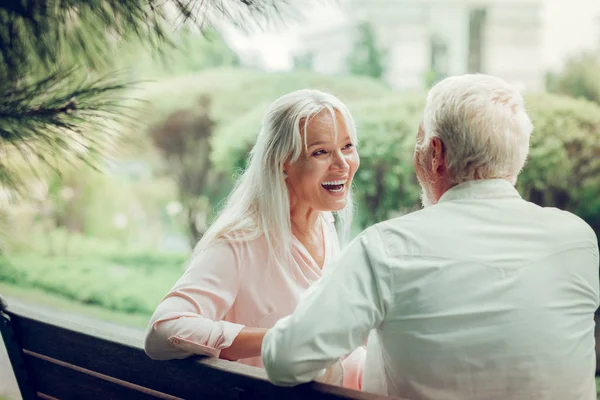 Весела радісна жінка сміється зі своїм чоловіком — стокове фото