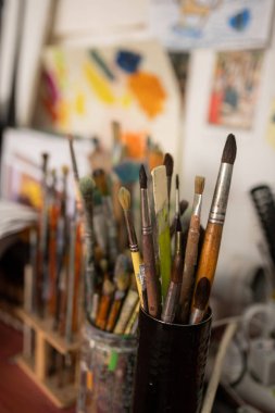 Masanın üzerinde duran boyama için farklı fırçaların yakın çekim