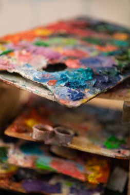 Paletüzerinde renkli gouaches farklı tonları yakın